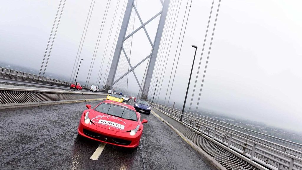 75 chiếc Ferrari diễu hành trên cầu mừng sinh nhật 70 tuổi của Ferrari Club