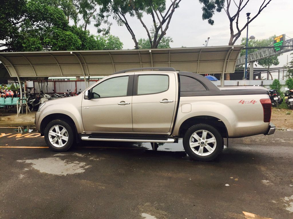 Isuzu D-Max 2017 đeo biển số bất ngờ xuất hiện tại Việt Nam