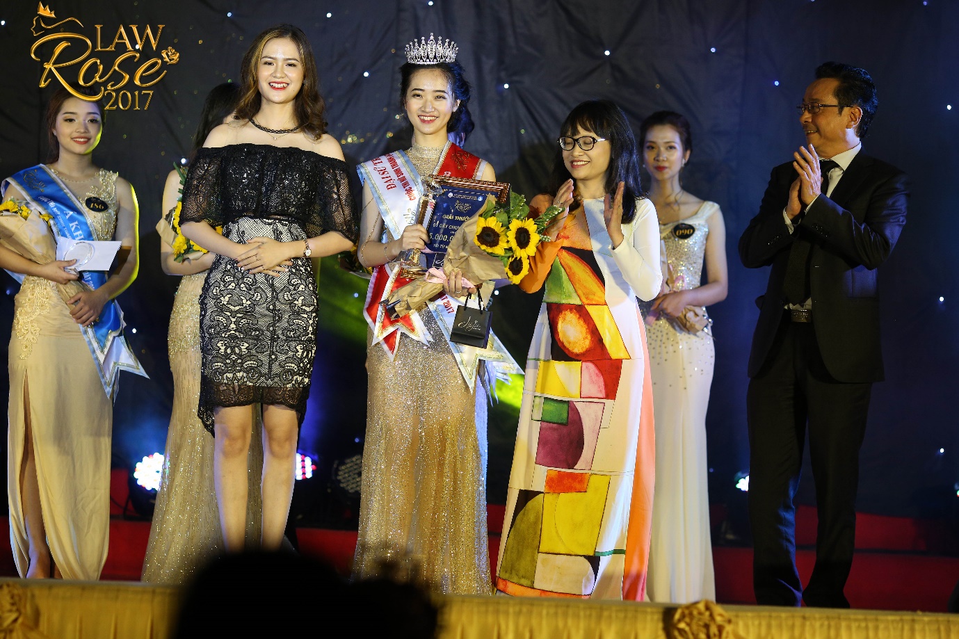 Lâm Đàm Thiều Ly đăng quang ngôi vị Hoa khôi “Law Rose 2017”
