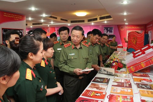 Khai mạc triển lãm sách “Chủ tịch Hồ Chí Minh với Công an nhân dân và Quân đội nhân dân”