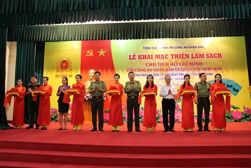 Khai mạc triển lãm sách “Chủ tịch Hồ Chí Minh với Công an nhân dân và Quân đội nhân dân”