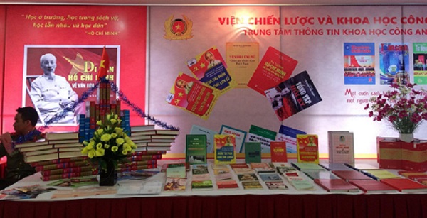 Khai mạc triển lãm sách “Chủ tịch Hồ Chí Minh với Công an nhân dân và Quân đội nhân dân”