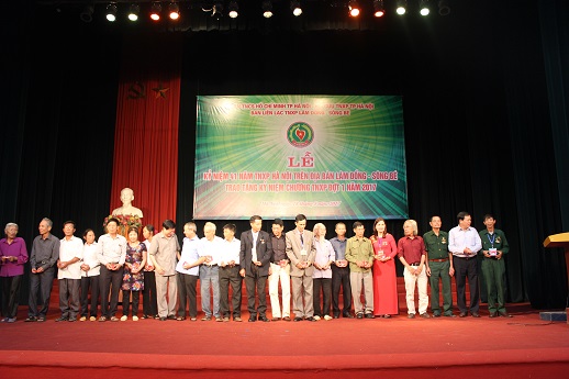334 thanh niên tiền trạm Hà Nội được trao tặng kỷ niệm chương TNXP đợt 1 năm 2017: Vỡ òa niềm vui!