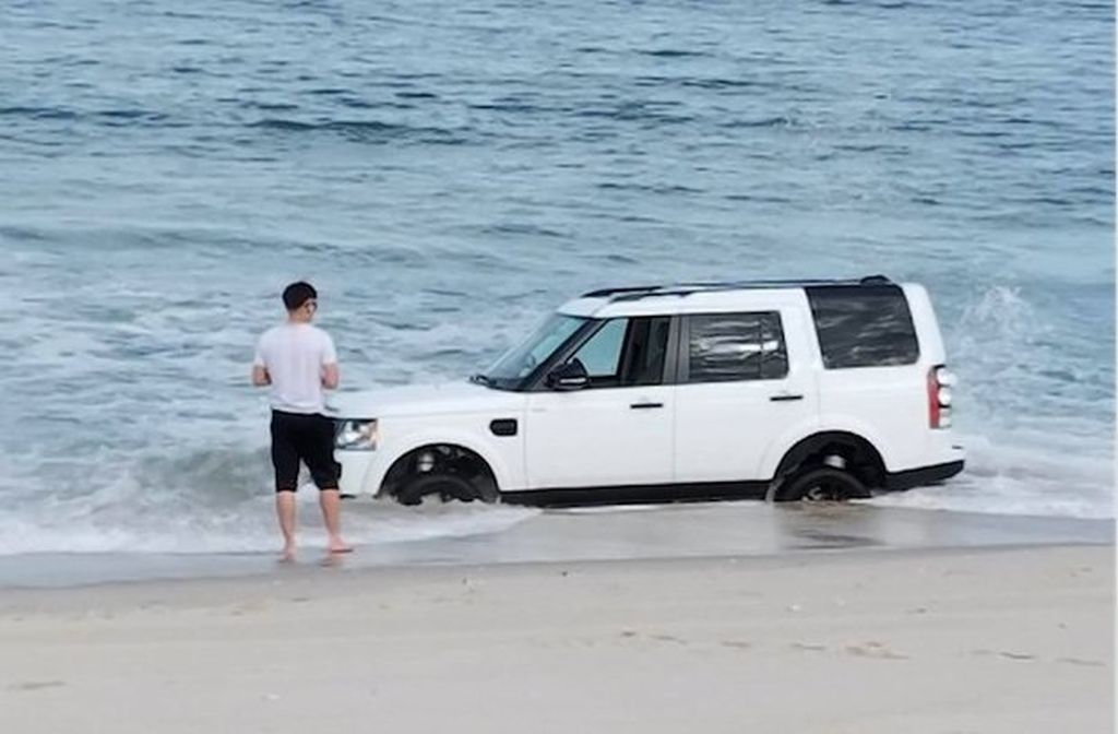 Land Rover suýt bị nhấn chìm vì chủ nhân đam mê 