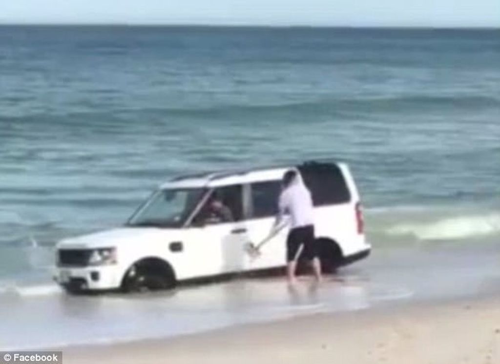 Land Rover suýt bị nhấn chìm vì chủ nhân đam mê 