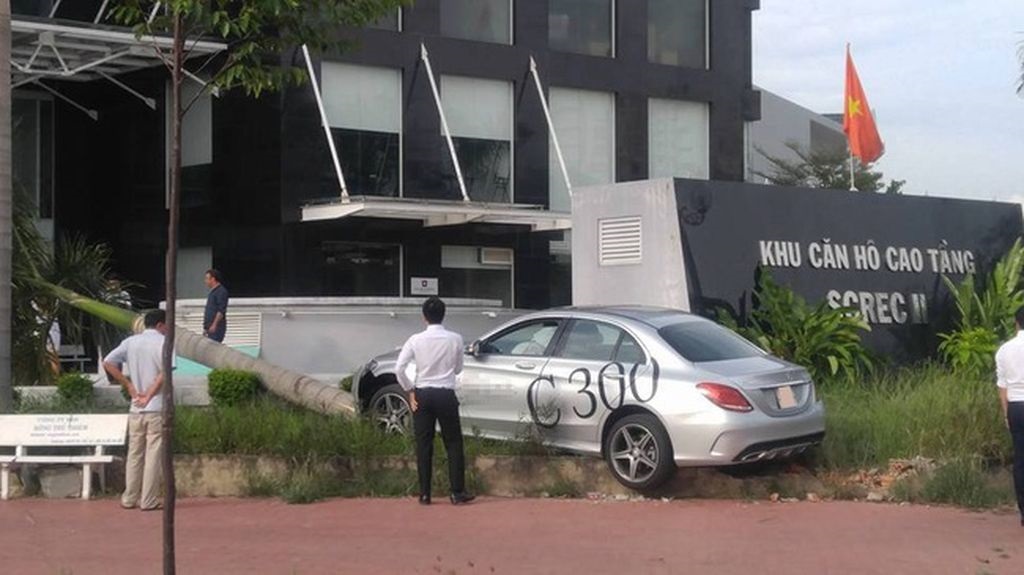 Sài Gòn: Mercedes-Benz C300 AMG leo vỉa hè trong quá trình chạy thử
