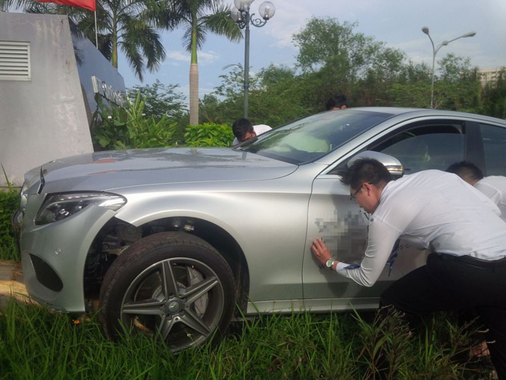 Sài Gòn: Mercedes-Benz C300 AMG leo vỉa hè trong quá trình chạy thử