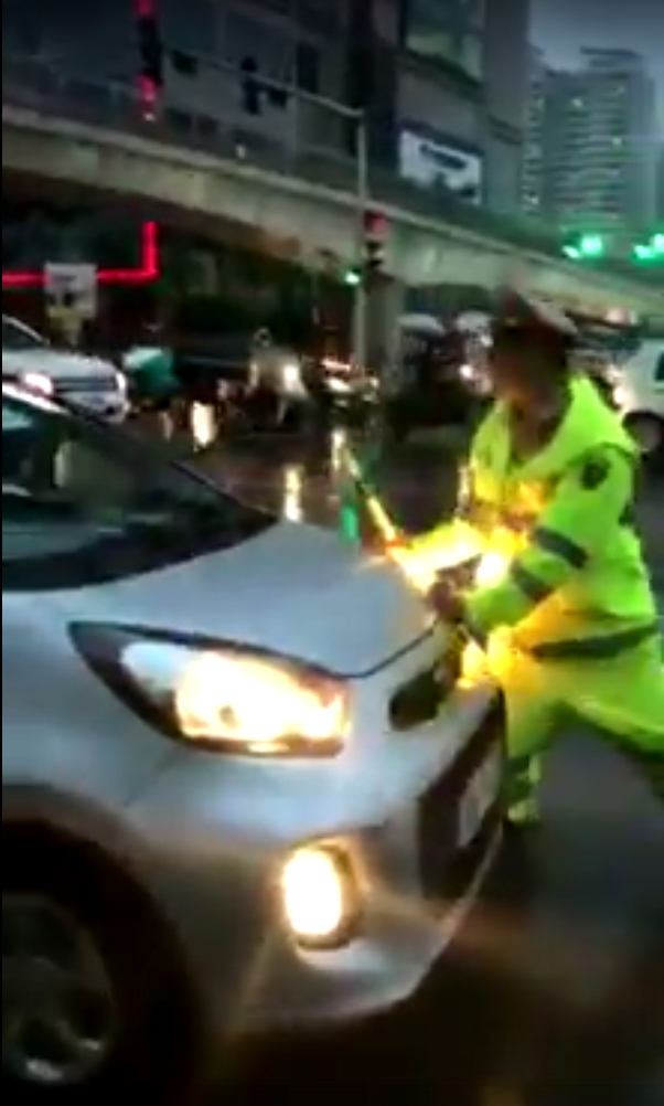 Hà Nội: Truy tìm xe taxi vượt đèn đỏ, cố tình “đẩy” cảnh sát để bỏ chạy