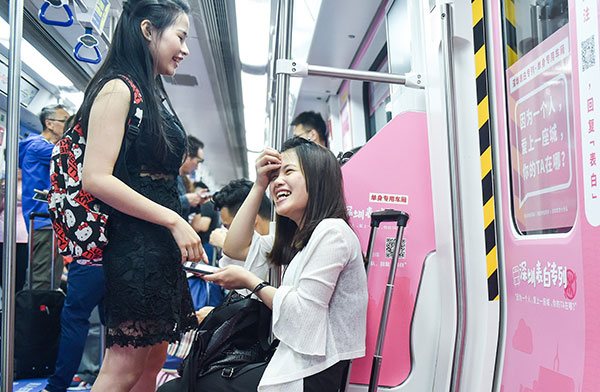 Tàu điện ngầm Trung Quốc… truyền tải thông điệp tình yêu