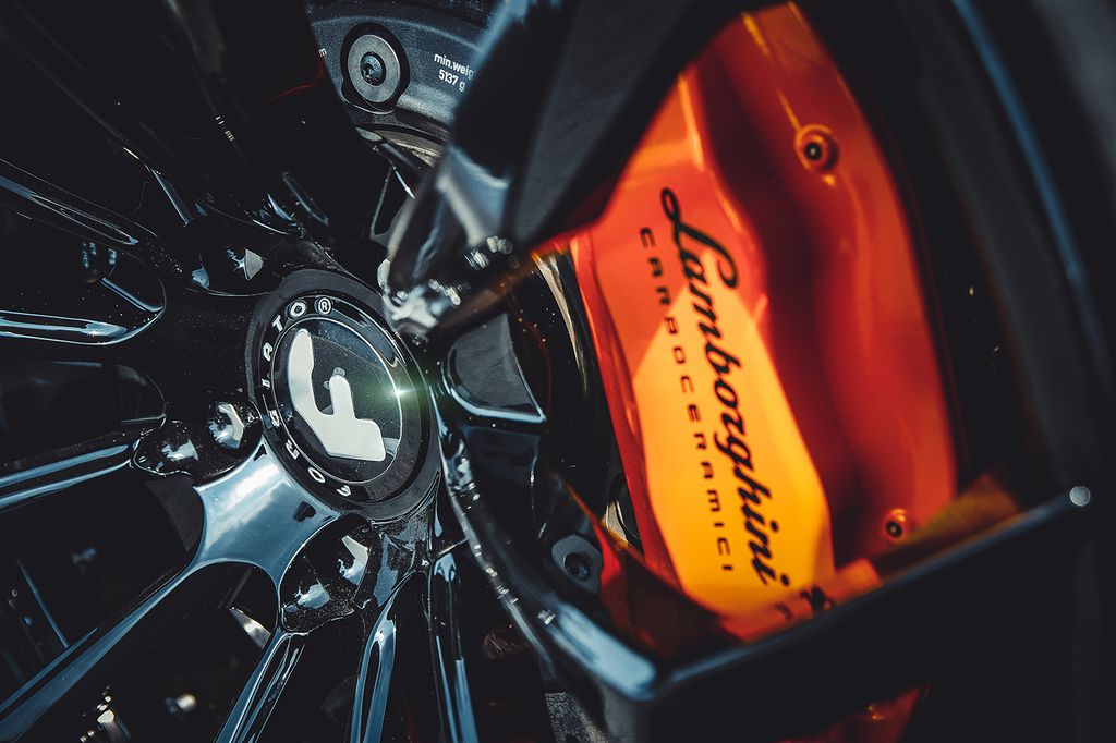 Siêu bò Lamborghini Huracan độ Vorsteiner chất nhất Việt Nam “kiêu hãnh” trên báo Tây