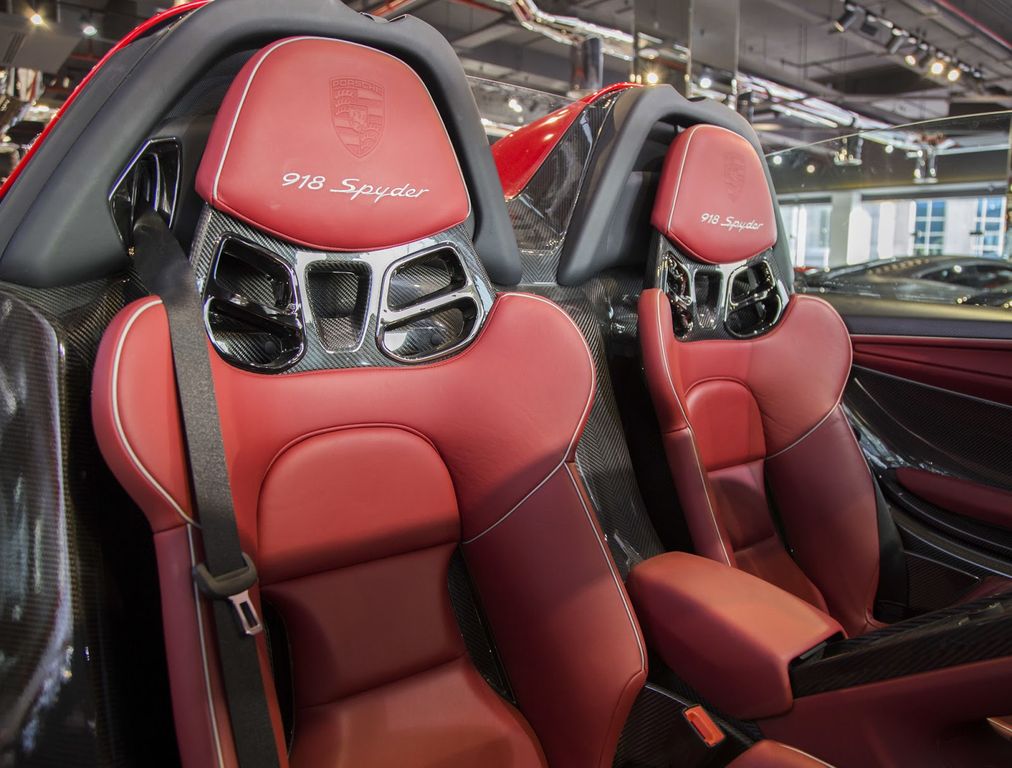 Siêu xe hàng hiếm Porsche 918 Spyder có giá bán 1,6 triệu USD