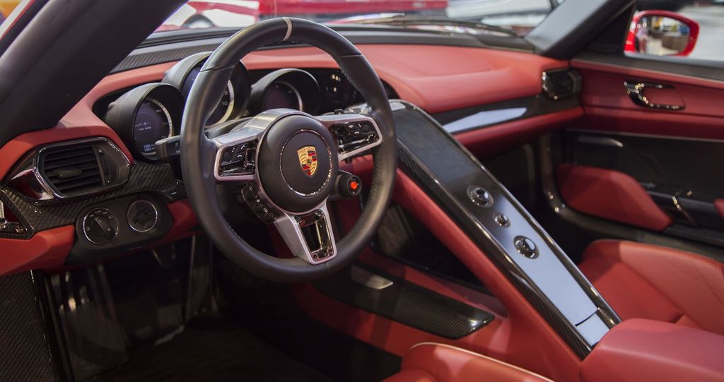 Siêu xe hàng hiếm Porsche 918 Spyder có giá bán 1,6 triệu USD