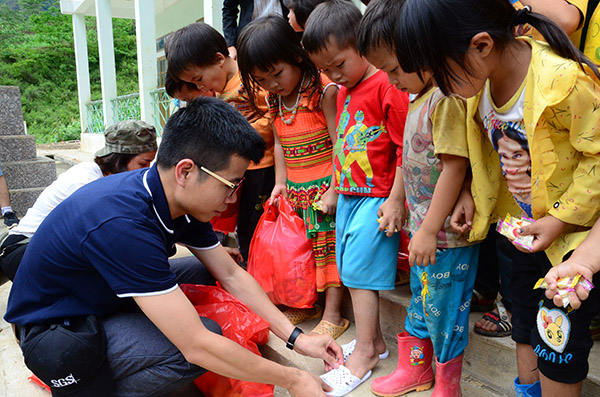 Trao tặng 270 suất quà tới thiếu nhi ở Bảo Lâm, Cao Bằng