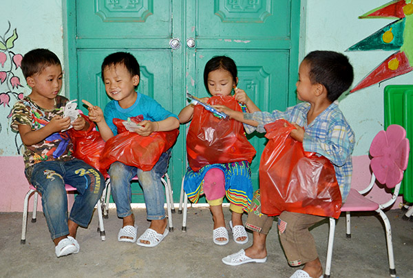 Trao tặng 270 suất quà tới thiếu nhi ở Bảo Lâm, Cao Bằng