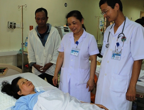 Thứ trưởng Nguyễn Viết Tiến khen ngợi tập thể Bệnh viện Đa khoa Hà Tĩnh