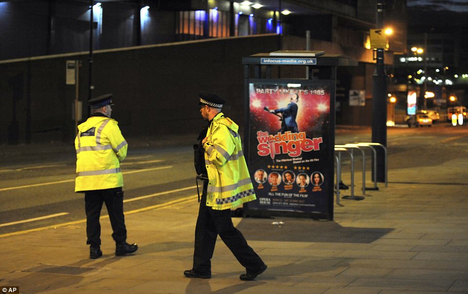 Nhân chứng vụ nổ bom tại nhà thi đấu Anh: Cảnh tượng như “phim chiến tranh”