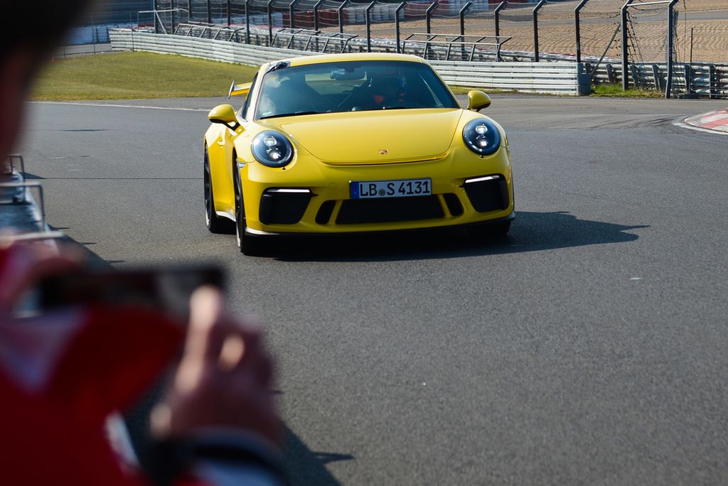 Porsche 911 GT3 lập kỷ lục trên đường đua Nürburgring Nordschleife