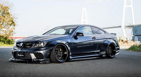 Liberty Walk tung gói độ thân rộng khiến Mercedes-AMG C63