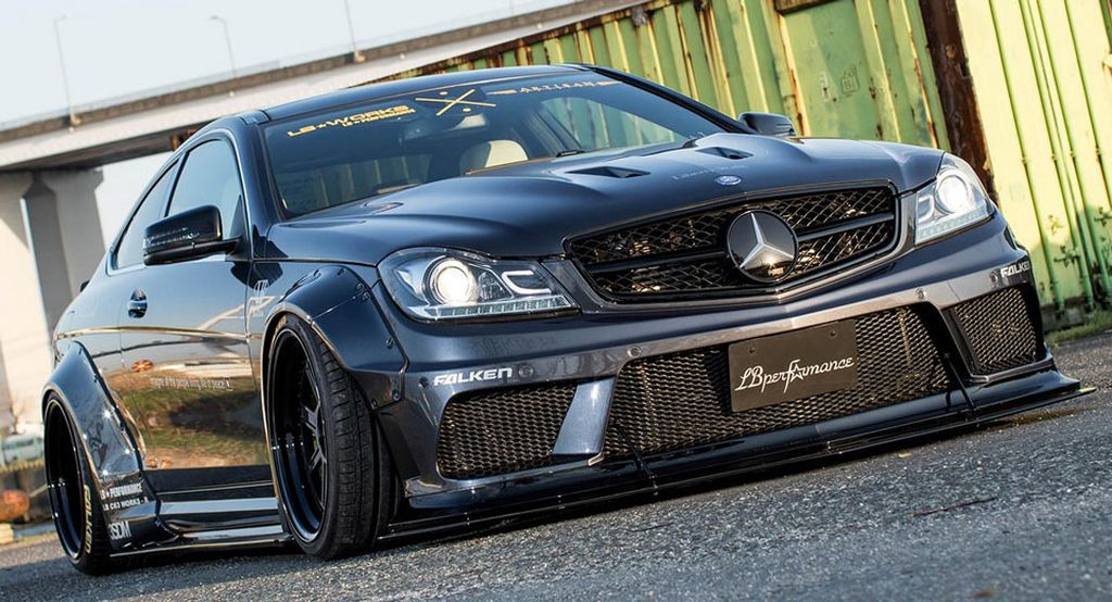 Liberty Walk tung gói độ thân rộng khiến Mercedes-AMG C63 