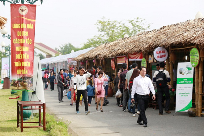 Hơn 240.000 lượt khách đến Làng Văn hóa - Du lịch các dân tộc Việt Nam