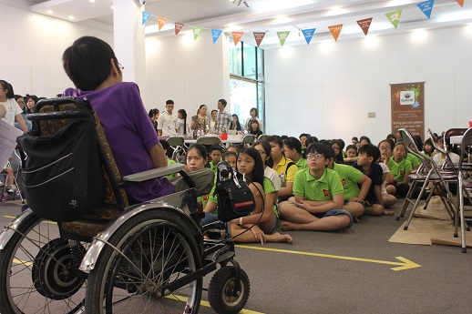 Học sinh Thủ đô học những bài học sâu sắc, cảm động từ những người khuyết tật