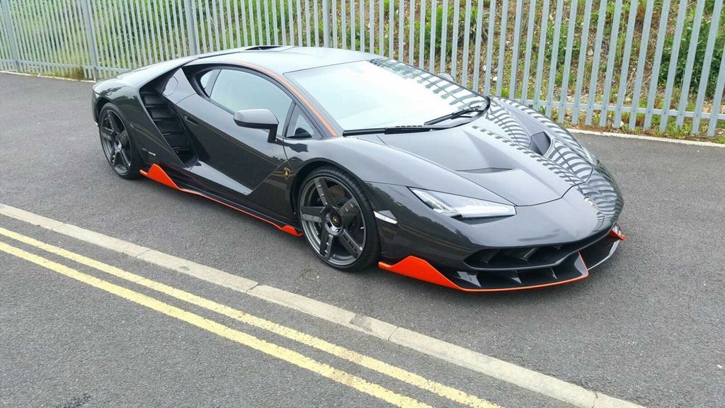 Lamborghini Centenario đầu tiên của Anh Quốc đã có mặt tại London