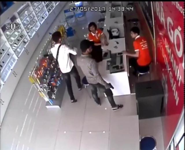 Bắc Ninh: Nghi án 2 đối tượng sử dụng vũ khí, cướp tài sản trong cửa hàng bán điện thoại