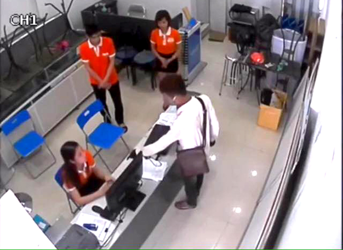 Bắc Ninh: Nghi án 2 đối tượng sử dụng vũ khí, cướp tài sản trong cửa hàng bán điện thoại