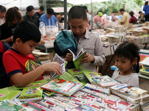Tìm “vé về tuổi thơ” trong Hội sách cũ Hà Nội tháng 6