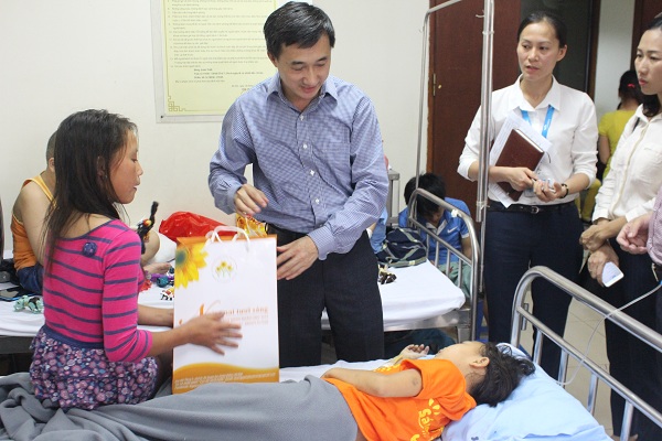 Tặng quà Tết Thiếu nhi cho bệnh nhi ung thư