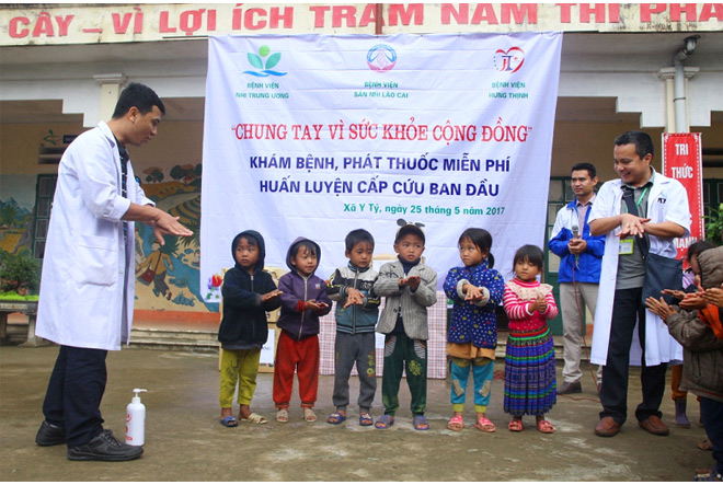 Hơn 400 trẻ em Lào Cai được tặng quà, phát thuốc miễn phí dịp Quốc tế Thiếu nhi 1/6