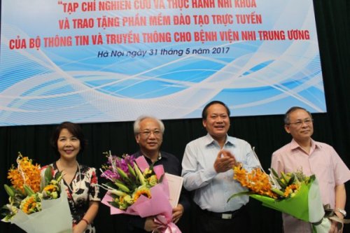 Bộ trưởng Trương Minh Tuấn tặng quà bệnh nhi nhân ngày 1/6