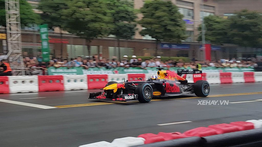 Ngắm dàn siêu xe Sài Gòn cùng xe đua F1 