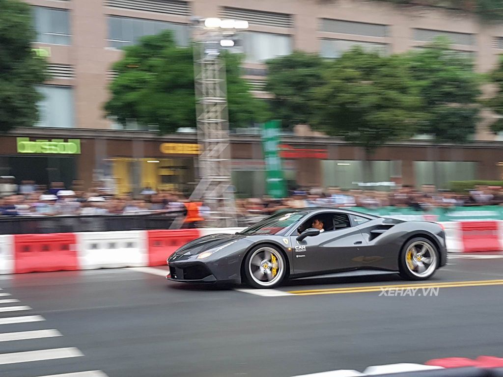 Ngắm dàn siêu xe Sài Gòn cùng xe đua F1 