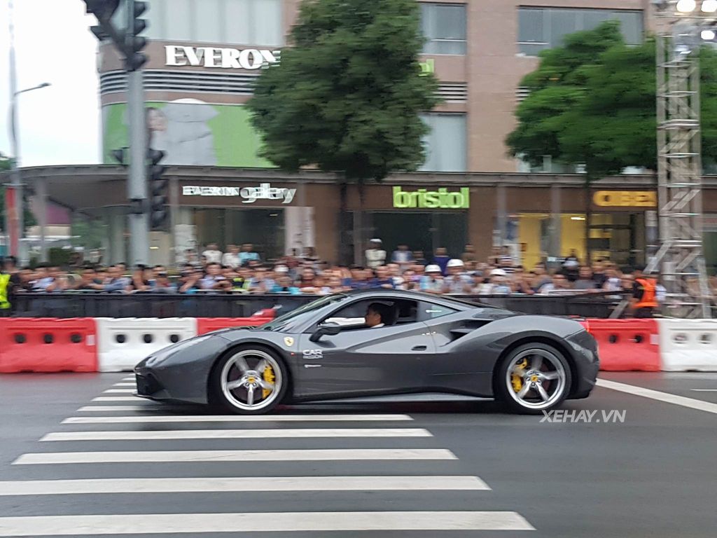 Ngắm dàn siêu xe Sài Gòn cùng xe đua F1 