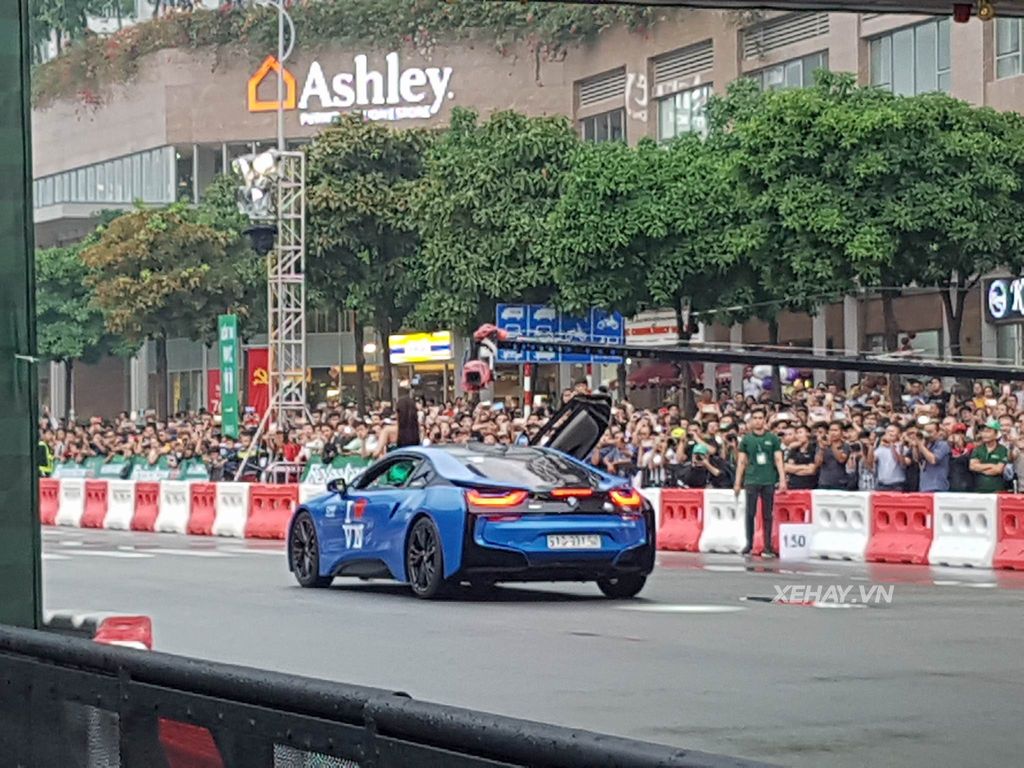 Ngắm dàn siêu xe Sài Gòn cùng xe đua F1 