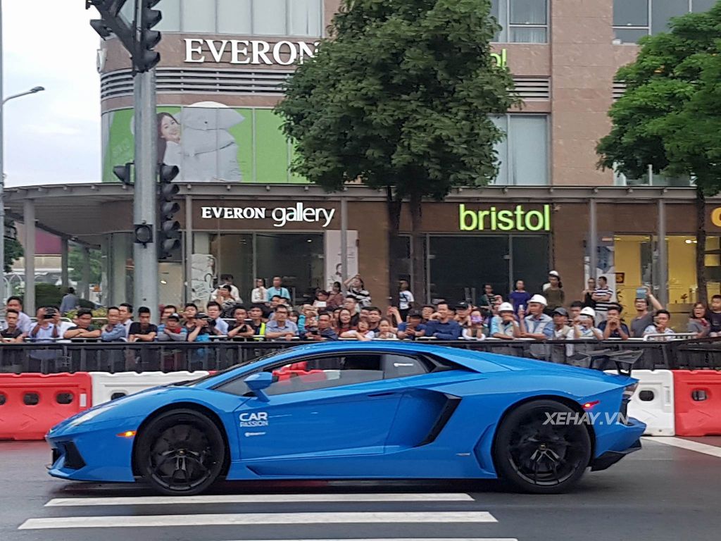 Ngắm dàn siêu xe Sài Gòn cùng xe đua F1 