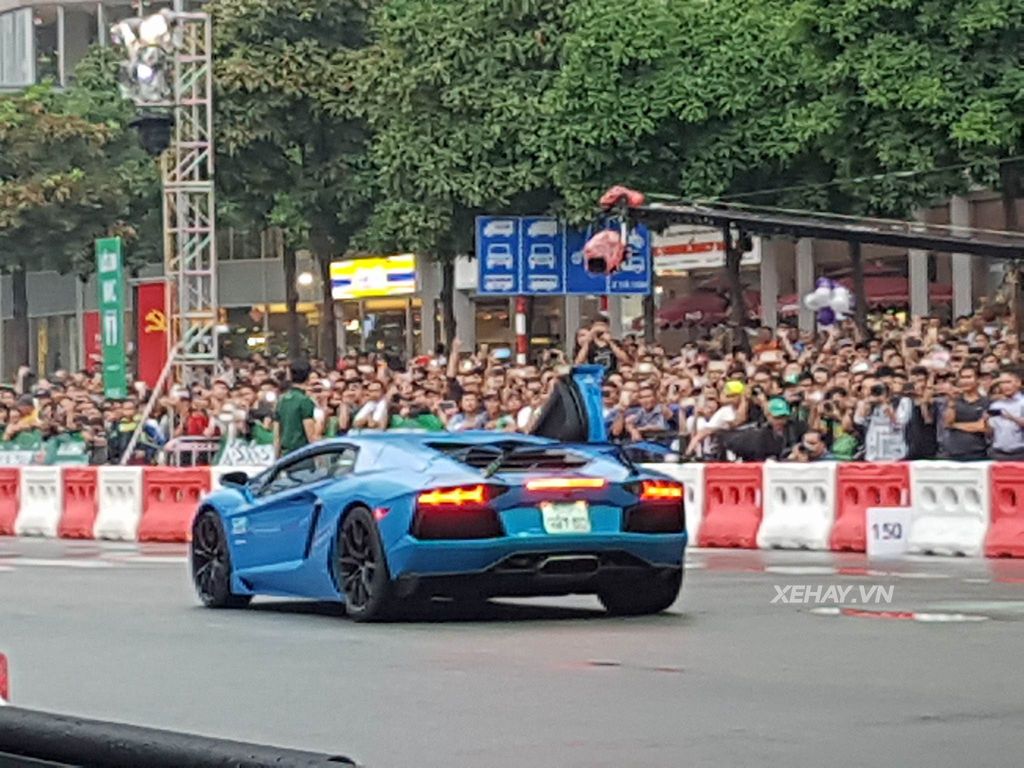 Ngắm dàn siêu xe Sài Gòn cùng xe đua F1 