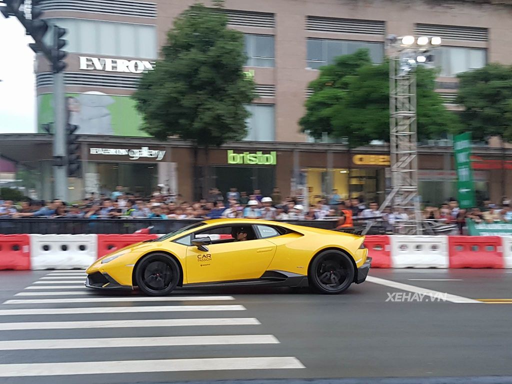 Ngắm dàn siêu xe Sài Gòn cùng xe đua F1 