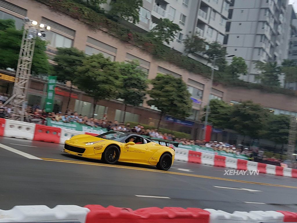 Ngắm dàn siêu xe Sài Gòn cùng xe đua F1 