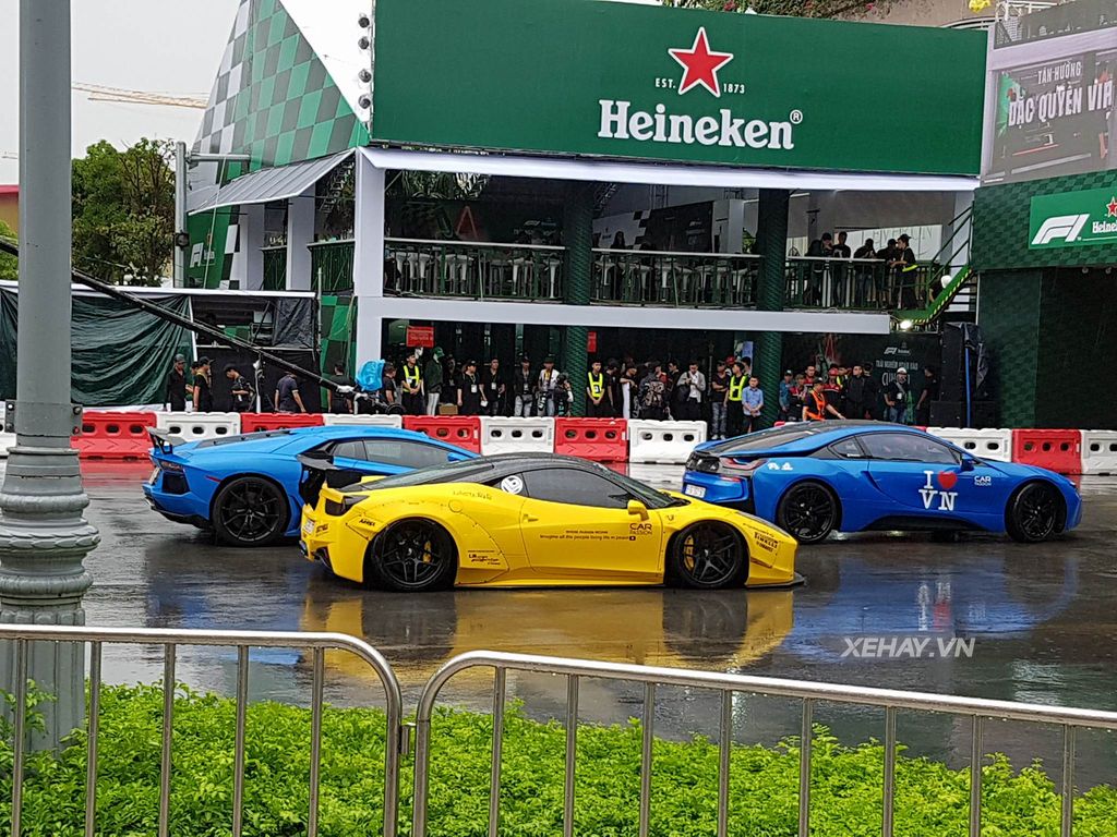 Ngắm dàn siêu xe Sài Gòn cùng xe đua F1 