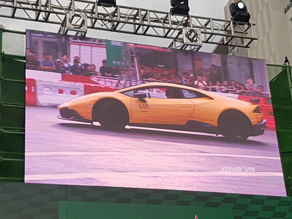 Ngắm dàn siêu xe Sài Gòn cùng xe đua F1 