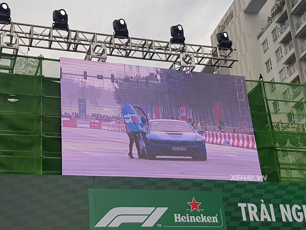 Ngắm dàn siêu xe Sài Gòn cùng xe đua F1 