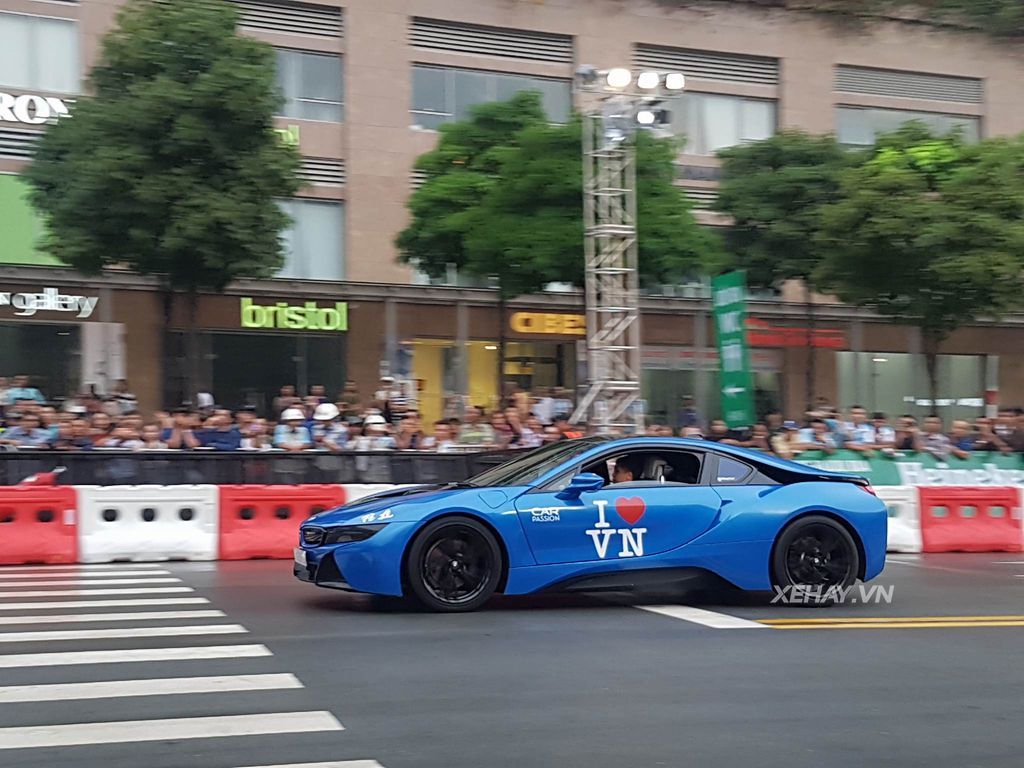 Ngắm dàn siêu xe Sài Gòn cùng xe đua F1 