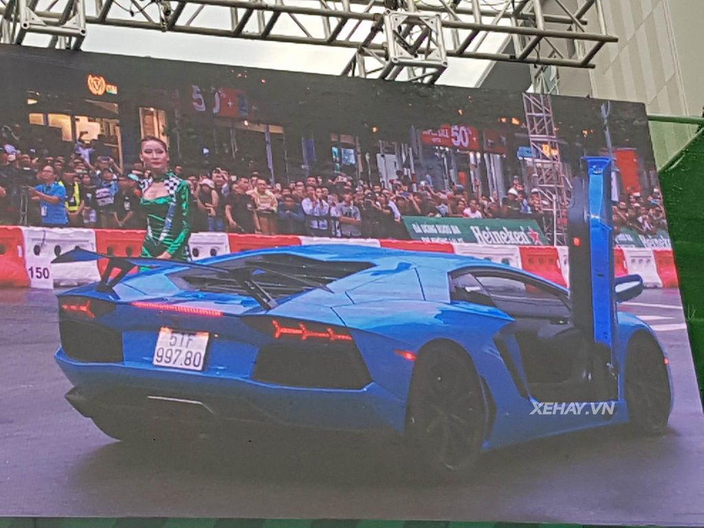 Ngắm dàn siêu xe Sài Gòn cùng xe đua F1 
