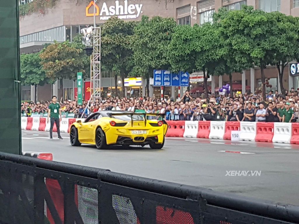 Ngắm dàn siêu xe Sài Gòn cùng xe đua F1 