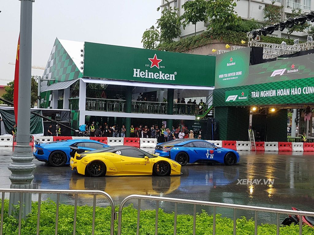 Ngắm dàn siêu xe Sài Gòn cùng xe đua F1 