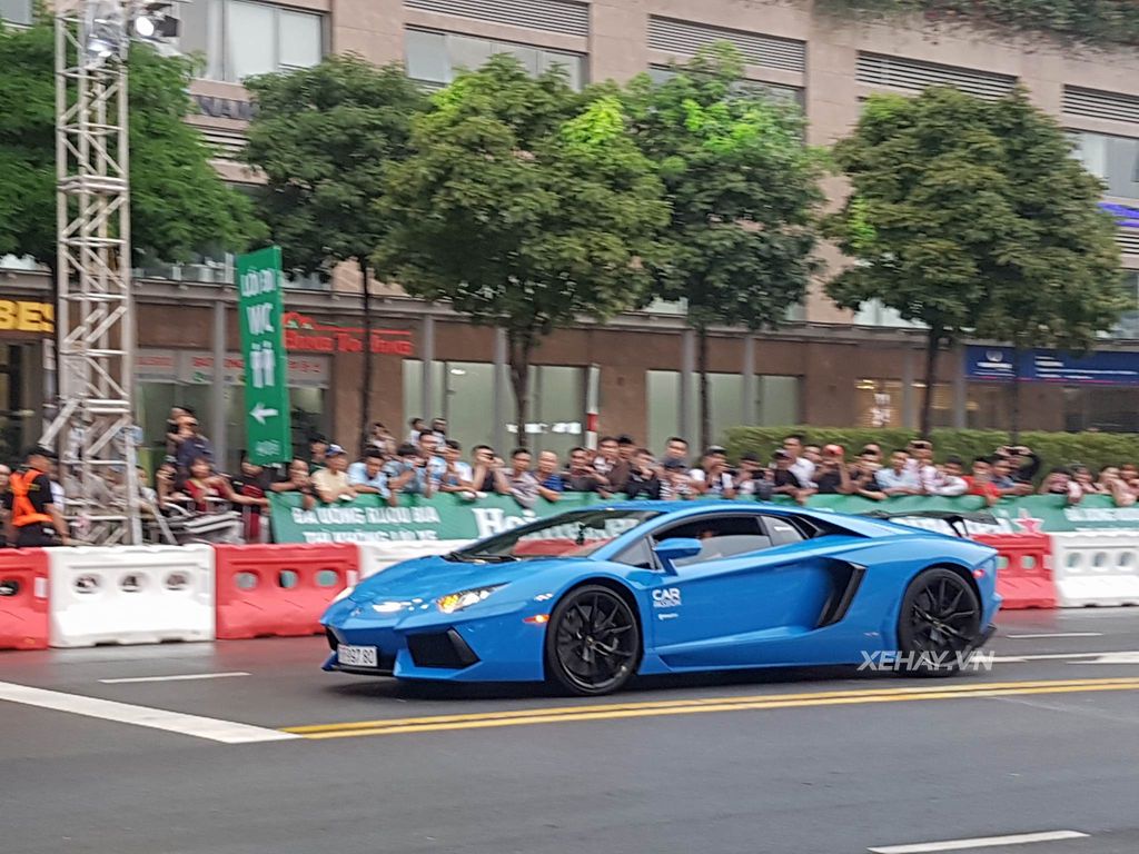 Ngắm dàn siêu xe Sài Gòn cùng xe đua F1 