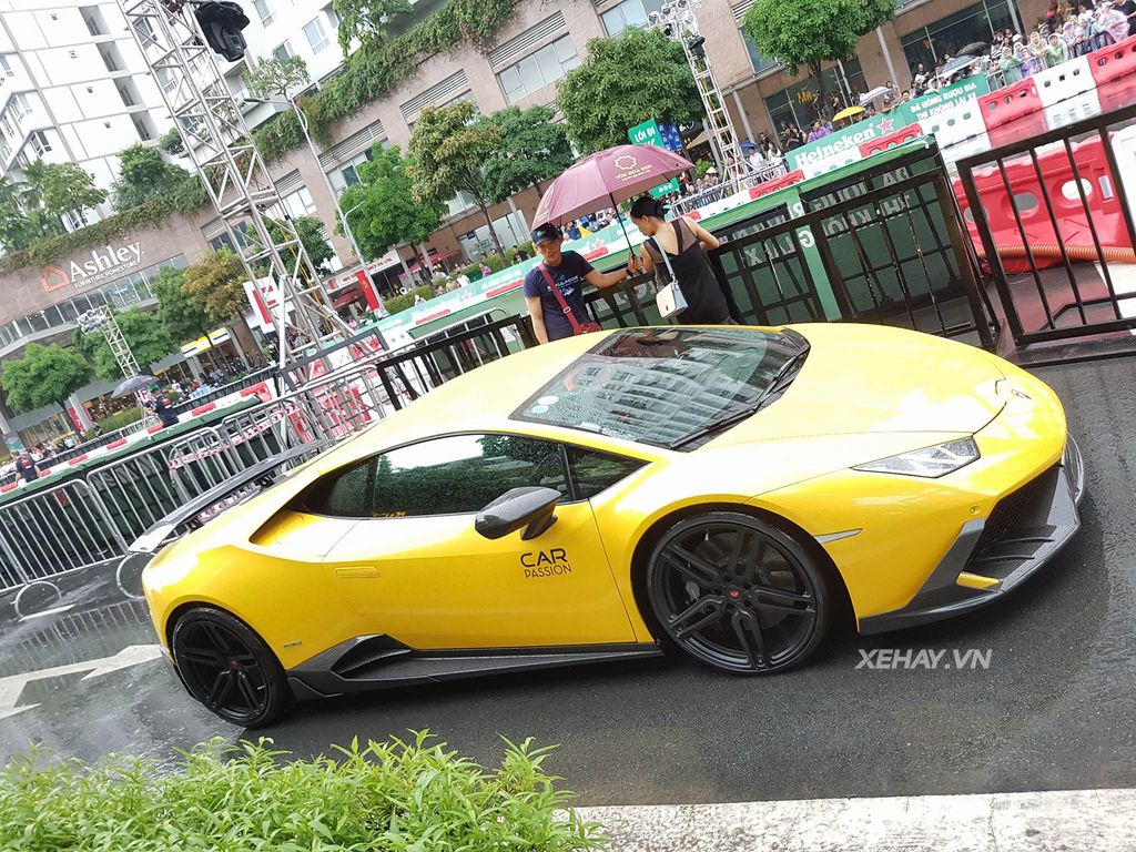 Ngắm dàn siêu xe Sài Gòn cùng xe đua F1 