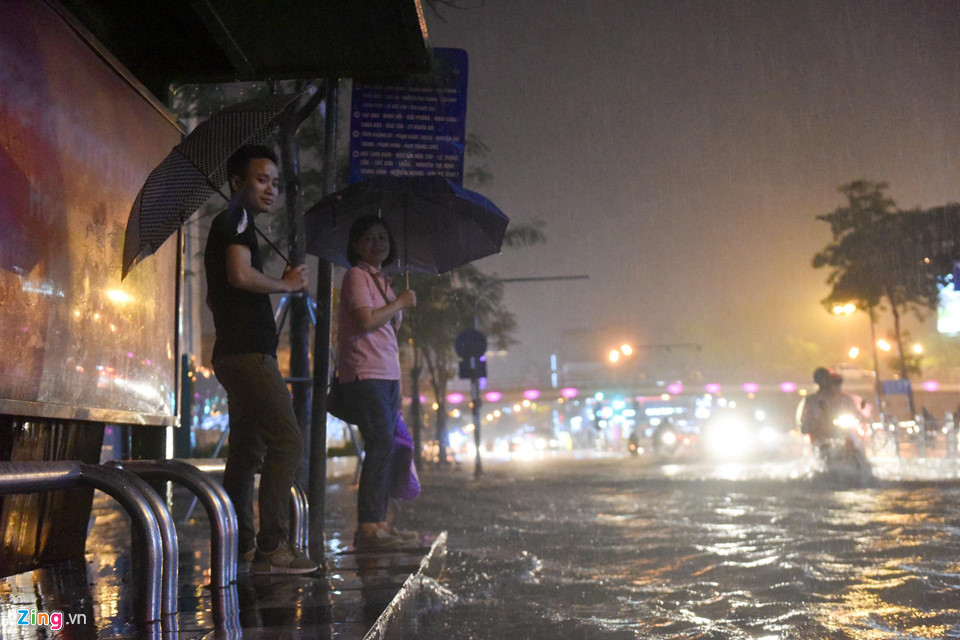 Hà Nội mưa lớn, nước dâng cao tràn vào nhà dân trong đêm